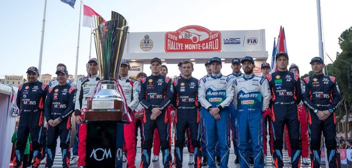 La tradizionalr foto di gruppo alla partenza dal principato di Monaco.