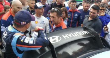 La Hyundai i20 di Loeb tra la folla del rally di Alba 2019