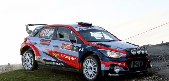 Giacomo Scattolon al volante della Hyundai i20 R5 che si appresta ad abbandonare