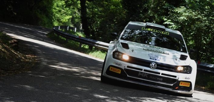 La Vw Polo HK con Basso sulle curve del Monte Tomba (Ph: Thomas Garbin)