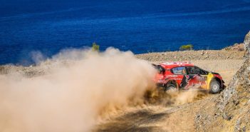 Lappi vola sulle strade Turche 2019 sullo sfondo del mediterraneo.