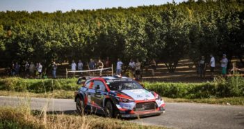 La Hyundai di Loubet sulle strade delle langhe che sovrastano cherasco.