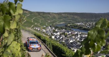 Uno degli scorci della Germania sulle strade che tagliano le colline della Mosella