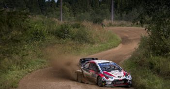 La Yaris di Ogier affila le armi sulle strade estoni.