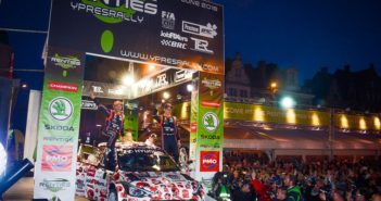 Neuville l'eroe di casa sulla pedana finale di Ypres festeggia davanti al suo pubblico.