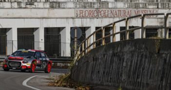 La Citroen C3 del vincitore con alle spalle uno dei pezzi di storia del Targa Florio