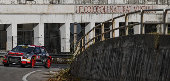 La Citroen C3 del vincitore con alle spalle uno dei pezzi di storia del Targa Florio