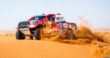 Nasser Al Attiyah nella gara di casa sulle dune del Qatar.