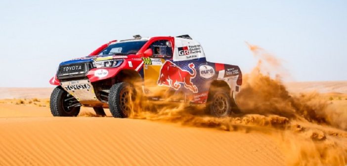 Nasser Al Attiyah nella gara di casa sulle dune del Qatar.