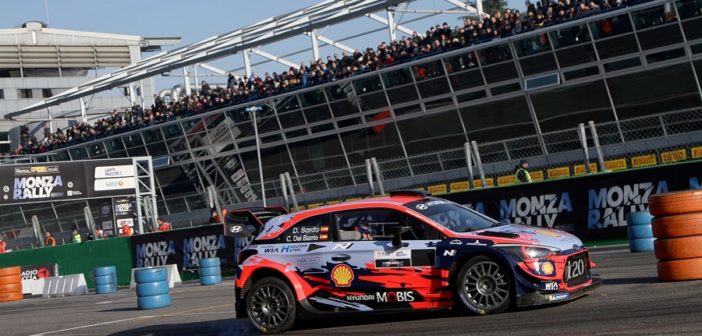 Sordo mentre da spettacolo davanti alle tribuna di Monza, una dei sei eventi in panchina.