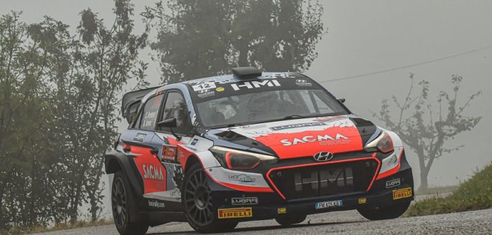 La Hyundai i20 WRC di Corrado Fontana buca la nebbia del due valli.