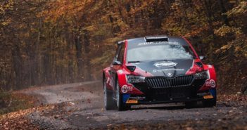 Il Norvegese Mikkelsen in test sulla Skoda Fabia Rally2.