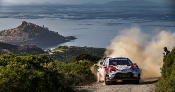 La Toyota di Ogier in azione in Sardegna con alle spalle il golfo di Castelsardo.