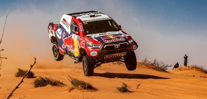 La Toyota Hilux del vincitore nel deserto arabo.