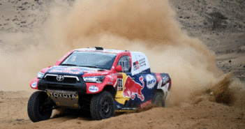 La toyota Hilux di Nasser parte a tutta.