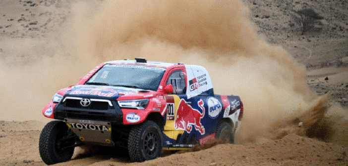 La toyota Hilux di Nasser parte a tutta.