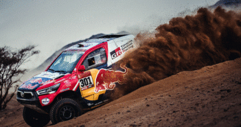 L'Hilux di Al Attiyah nella seconda metà della tappa fa mangiare la polvere ai..