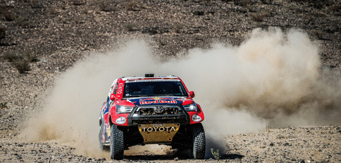 La Toyota di Al Attiyah continua la sua rincorsa.