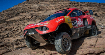 Nanni Roma in azione sui rocciosi fondi dei canyon di Arabia.