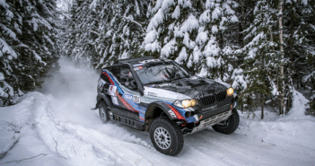 La BMW di Vasilyev nelle imbiancate foreste della Russia.