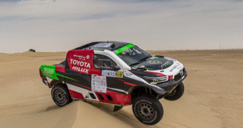 L'hilux di al Rajhi vola sulle creste delle dune di Dubai.