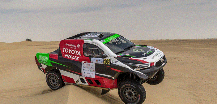 L'hilux di al Rajhi vola sulle creste delle dune di Dubai.