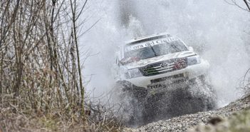 Sergio Galletti all'uscita di un guado con il suo Hilux Overdrive