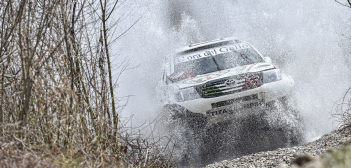 Sergio Galletti all'uscita di un guado con il suo Hilux Overdrive