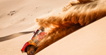 Loeb sulla sabbia di una Dakar che continua a fare discutere