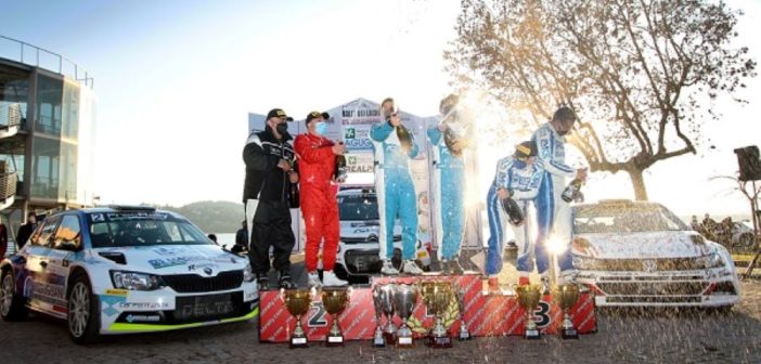 il podio finale del Rally dei Laghi, con al centro i vincitori De Tommaso - Bizzocchi.