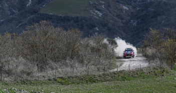 La Hyundai di Costenaro nella cornice della Val d'Orcia (Foto Bettiol)