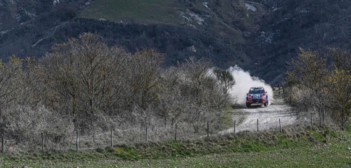 La Hyundai di Costenaro nella cornice della Val d'Orcia (Foto Bettiol)