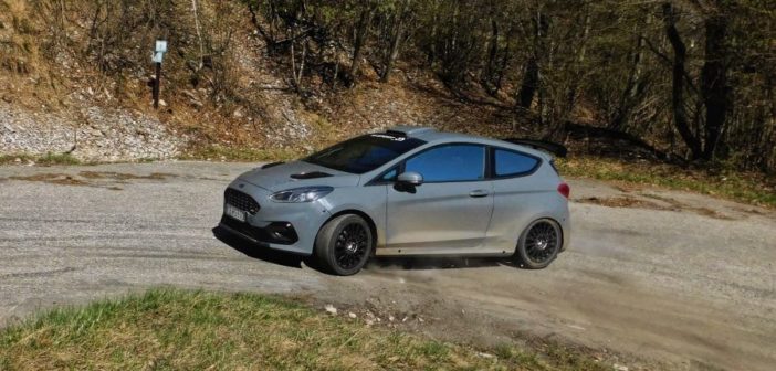 la Ford Fiesta Rally3 in azione nei test (foto di Stefano Rinaudi)