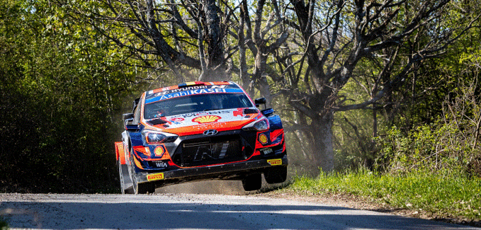 Neuville doma una prima tappa ricca di insidie.