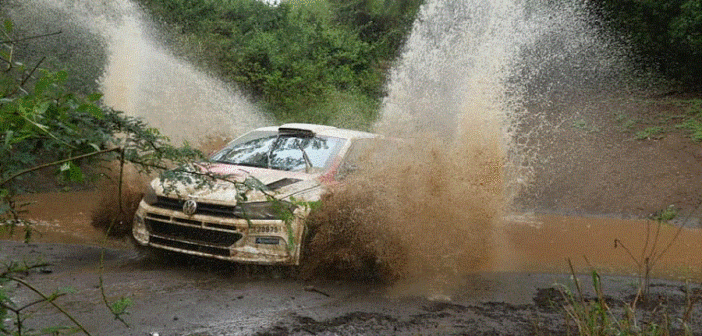 La Polo del vincitore Carl Tundo in uno dei guadi dell'Equator Rally.