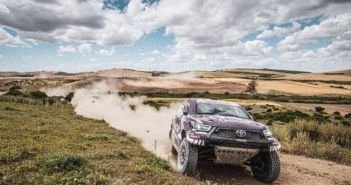 La Toyota Hilux di Nasser vola sulle piste dell'Andalusia.