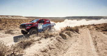 L'Hilux Overdrive di Alvarez nel deserto Kazako.