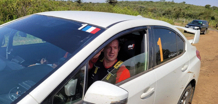 Ogier si incammina con il muletto per  le ricognizioni sulle piste africane.