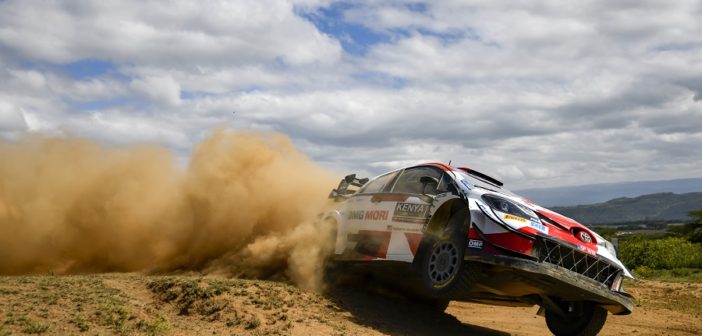 La Yaris di Ogier sfreccia al comando del Safari.