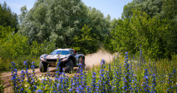 Il buggy di Chicherit sulle strade della Siberia.