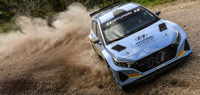 La nuova Hyundai i20 rally2 nei test su terra.