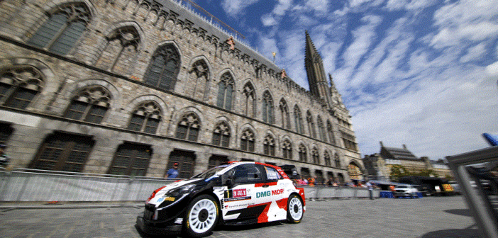 I protagonisti del WRC nella caratteristica piazza di Ypres.