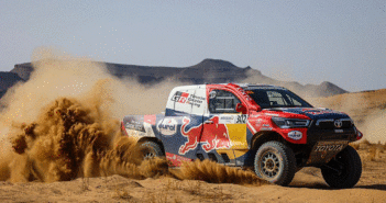 L'Hilux di Nasser vola sulla sabbia del Marocco.