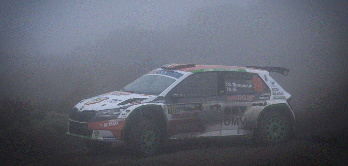 La Fabia Evo di Tempestini taglia la nebbia di Fafe.