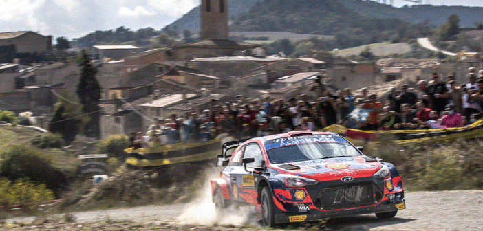 La Hyundai di Sordo sulle strade di casa.