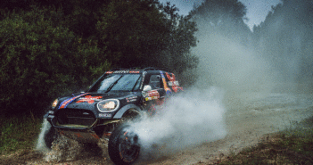 La Mini di Holowczyc sulle prove bagnate del Portalegre 500.