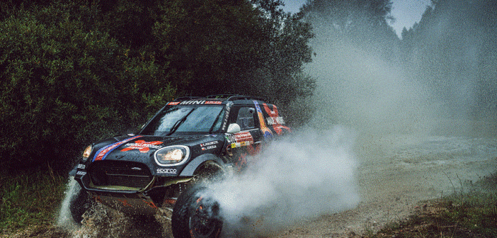 La Mini di Holowczyc sulle prove bagnate del Portalegre 500.