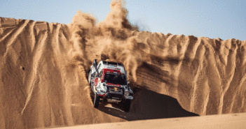 La Toyota di Al Attiyah si tuffa a tutta giù dalle dune della Dakar