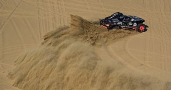 L'Audi RS Q E-tron di Peterhansel in azione in una Dakar dove non mancano le polemiche.