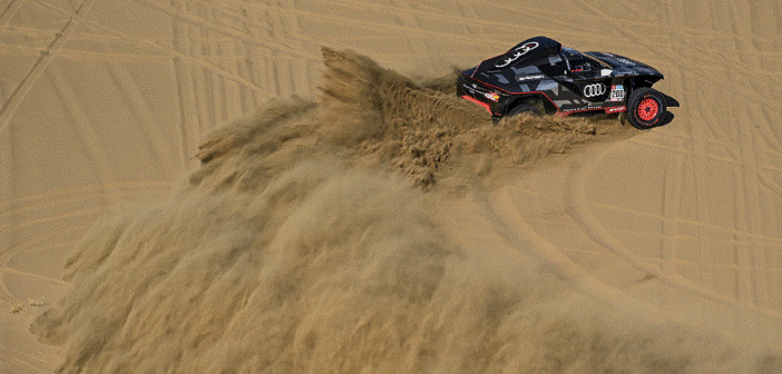 L'Audi RS Q E-tron di Peterhansel in azione in una Dakar dove non mancano le polemiche.